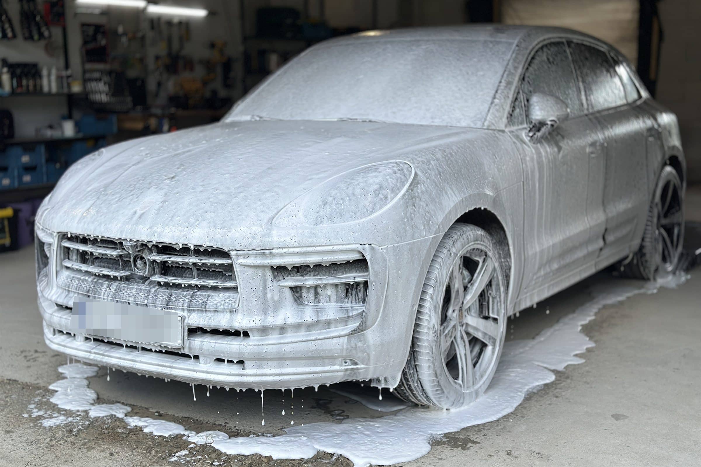 Auto pokryte pianą aktywną podczas mycia detailingowego